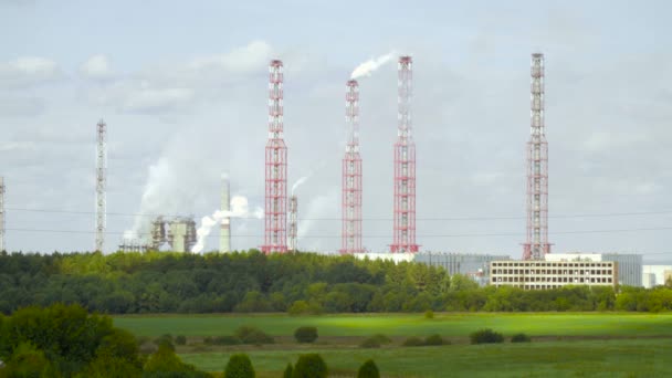 Video van industriële fabriek in het veld — Stockvideo