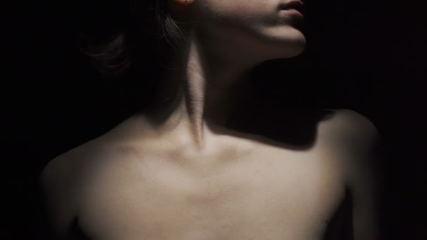 阴影中女性颈部的视频 — 图库视频影像