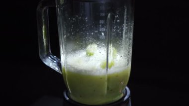 Bir blender pişirme smoothie Video