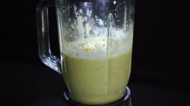 Bir blender yeşil sebze sallayarak