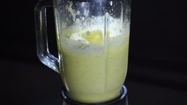 Siyah bir arka plan üzerinde bir blender sağlıklı smoothie Pişirme