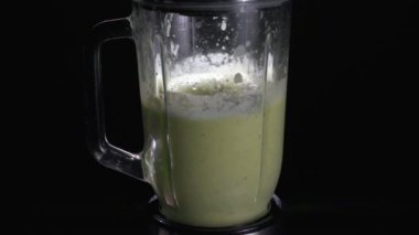 Bir blender organik sebze smoothie Pişirme