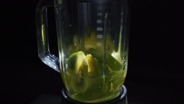 Vídeo de cozinhar batido vegetal em um liquidificador — Vídeo de Stock