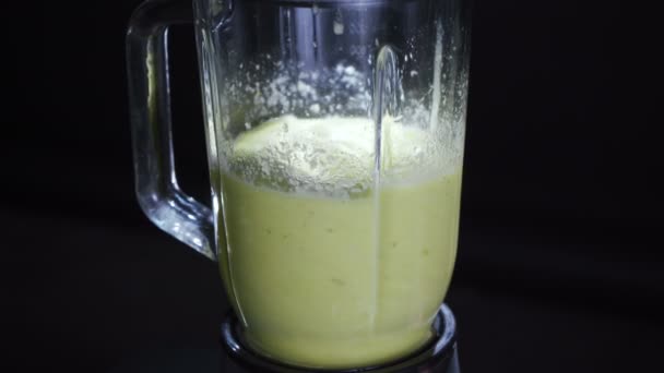 在搅拌机中摇动蔬菜的视频 — 图库视频影像