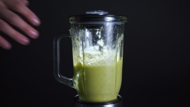 Cozinhar smoothie vegetal dietético em um liquidificador — Vídeo de Stock