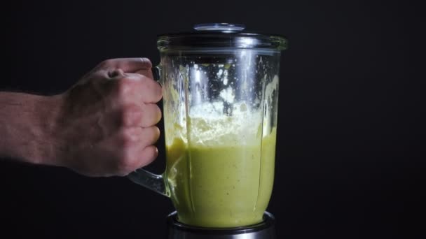 Cocinar batido dietético en una licuadora sobre un fondo negro — Vídeo de stock