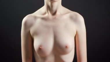 Siyah arka plan üzerinde çıplak nefes kadın Video