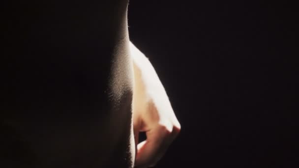 Відео носіння трусиків жінка в тіні — стокове відео