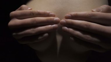 Gölgede meme üzerinde kadın avuç içi Video