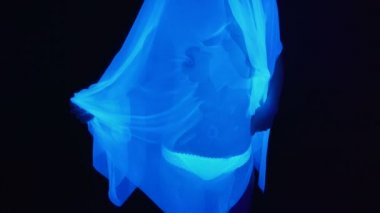 Ultraviyole ışıkçıplak göğüs ve ıslak kumaş ile Kadın