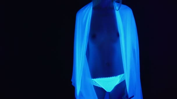Mulher com peito nu e tecido branco em luz ultravioleta — Vídeo de Stock