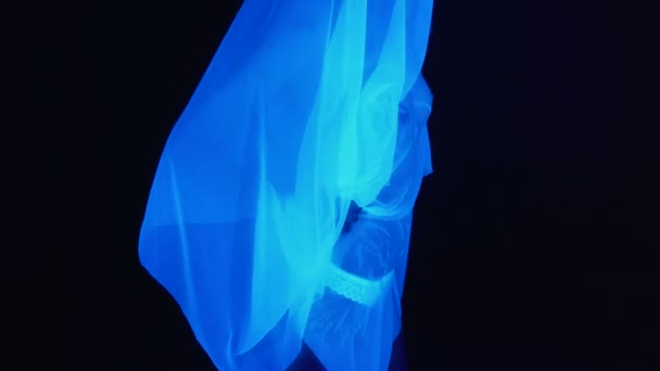 Vidéo de fille avec le sein nu et tissu humide dans la lumière ultraviolette — Video