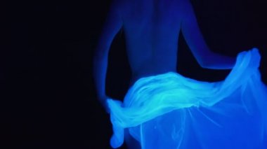 Islak kumaşlı beyaz külotlu bir kız.