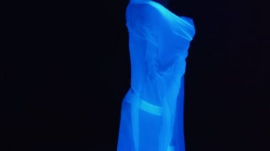 Islbeyaz külotlu, ıslak malzemeli kadın