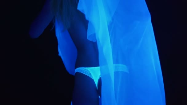 Vidéo de femme en culotte blanche avec tissu humide — Video