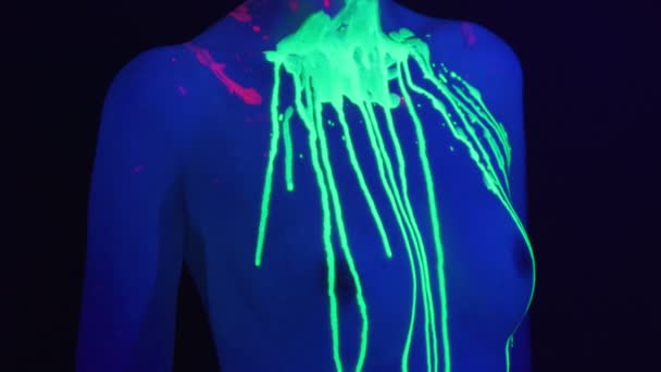 Відео жінка з голими грудьми в ультрафіолетовому світлі — стокове відео