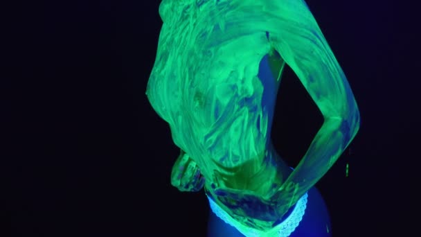 Schlanke Frau mit nacktem Busen im UV-Licht — Stockvideo