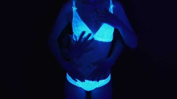 Lesbijki dziewczyny dotykając ciała w jasnym świetle ultrafioletowym — Wideo stockowe