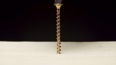 Ahşap bir tahta içine bir demir vida delme Video tornavida