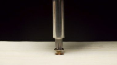 Tornavida ahşap bir tahta içine demir vida delme