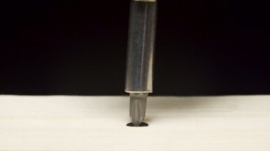 Ahşap bir tahtaya çelik vida delme tornavida video