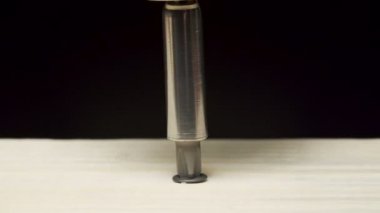 Ahşap bir tahtaiçine bir dokunarak vida delme tornavida Video