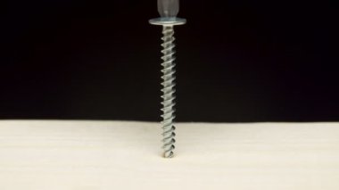 Tornavida ahşap bir tahta içine bir dokunarak vida delme