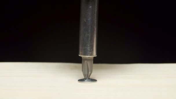 Vídeo de chave de fenda perfurando um parafuso de bater fora da placa de madeira — Vídeo de Stock
