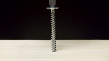 Tornavida ahşap tahta içine bir dokunarak vida delme