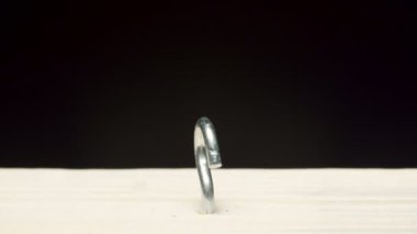 Ahşap bir tahta içine kanca ile bir dokunarak vida delme tornavida Video