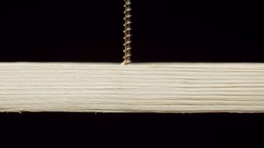 Ahşap bir tahta ile bir dokunarak vida delme tornavida Video