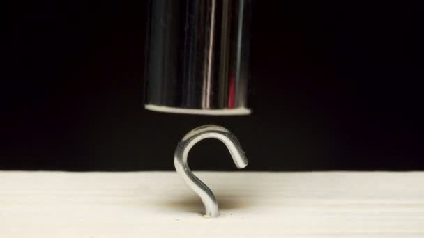 Chave de fenda perfurando um parafuso com gancho em uma placa de madeira — Vídeo de Stock