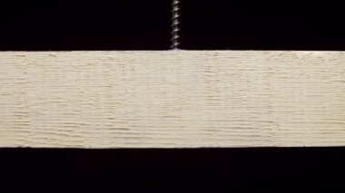 Tornavidanın ahşap bir tahtaya vida delme videosu