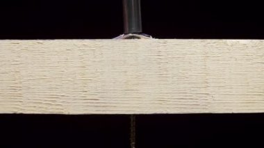 Ahşap tahtadan bir vida delme Videosu