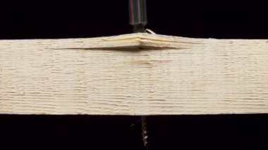 Tornavidanın bir vidayı tahtaya delme videosu