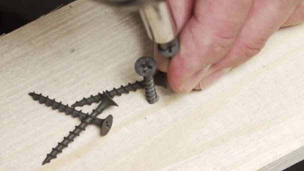 Video de destornillador de perforación de tornillos de rosca en tablero de madera — Vídeos de Stock