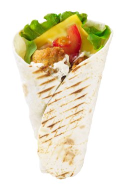 Beyaz arka planda peynir ile ızgara diyet tavuk burrito