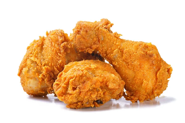 Beyaz arka planda kızarmış sarı gevrek baharatlı tavuk bacakları fotoğrafı