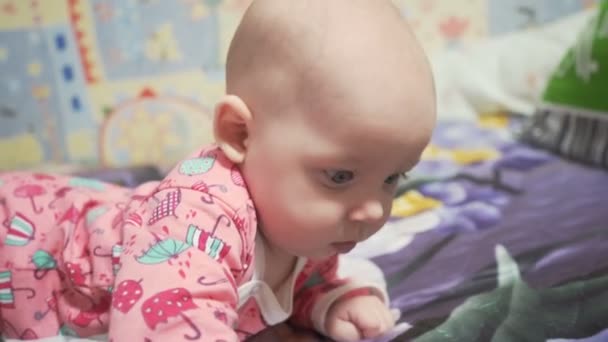 赤ちゃん5ヶ月の女の子のビデオ — ストック動画