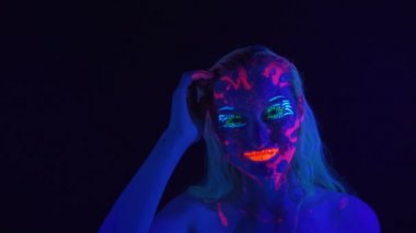 Ultraviyole ışık parlak bodyart ile kız Video