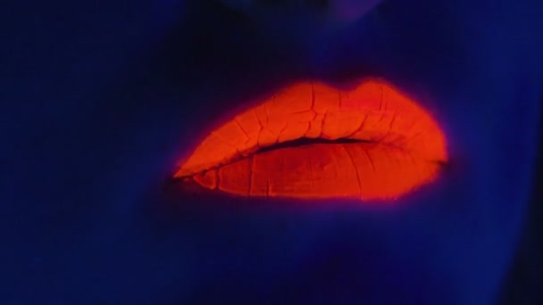 Young girl with red lips in ultraviolet light — Stock Video