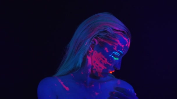 Κορίτσι με φωτεινό σώμα τέχνης σε υπεριώδες φως — Αρχείο Βίντεο