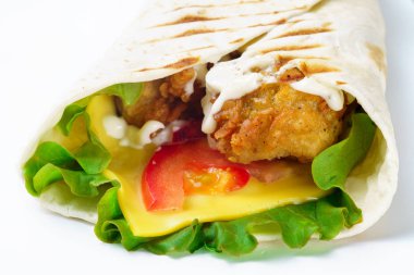 Beyaz arka planda peynirli ızgara tavuk dürümü.