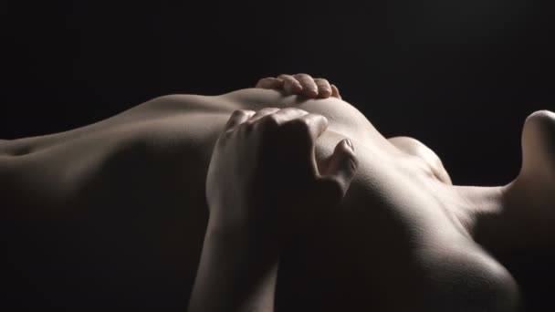 Erotická mladá štíhlá žena zakrývající prsa — Stock video