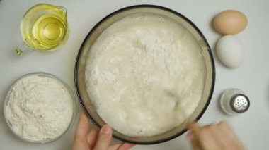 Ekşi hamur mutfakta pişiyor.
