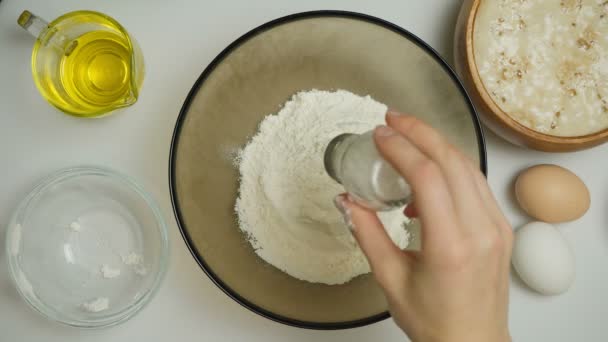 Зйомки приготування кислого тіста на кухні — стокове відео