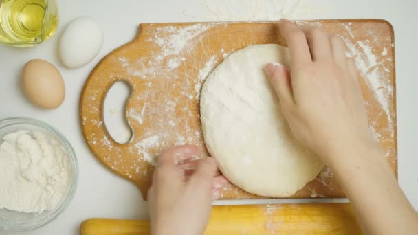 Video av valspinne och deg i köket — Stockvideo