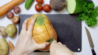 Taze balkabağının sert kesim videosu