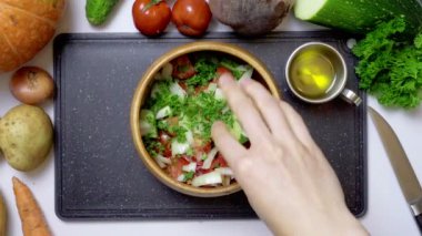 Tuz ve yağlı salata sosu videosu