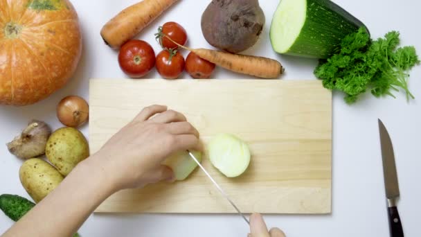 Filmato del taglio della cipolla in cucina — Video Stock